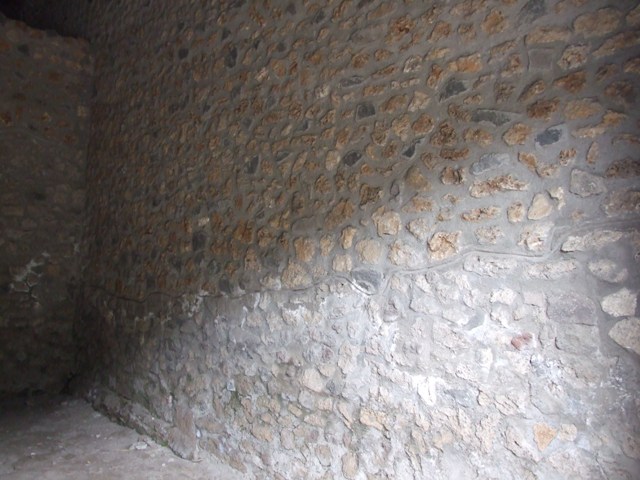 VI.16.17 Pompeii. May 2005. Looking south from doorway in storeroom, across impluvium in atrium of VI.16.15.
