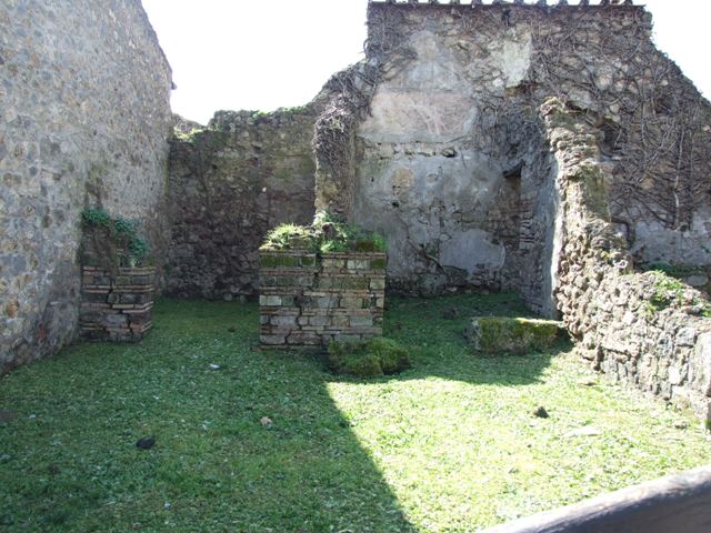 VI.16.18 Pompeii. December 2007. South wall and rear room in south west corner.
