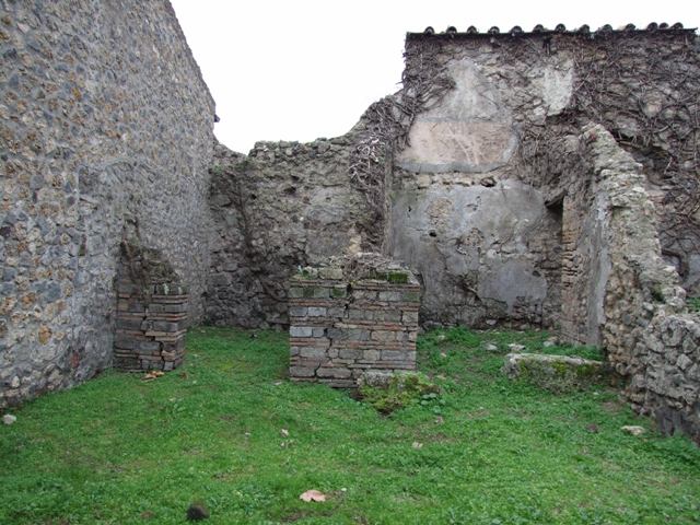 VI.16.18 Pompeii. March 2009. Looking east towards entrance, from doorway of rear room. On the left of the entrance, (but on the right side of this photo) according to Eschebach was a hearth and latrine. See Eschebach, L., 1993. Gebäudeverzeichnis und Stadtplan der antiken Stadt Pompeji. Köln: Böhlau. (p.228). In Not..Scavi, 1908, p.180, it said that a big hearth was in the north-east corner of the atrium room. The latrine was in the south-east corner.
