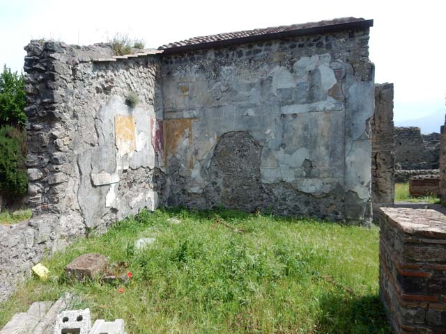 VI.16.19 Pompeii. May 2005. Looking from doorway in ala, across atrium of VI.16.26 towards doorways to cubiculum and tablinum on south side of atrium.
