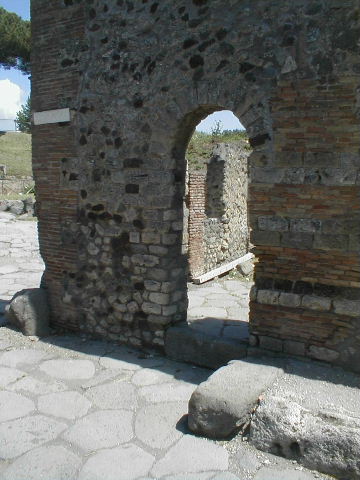 VI.16.24 Pompeii. May 2005. Entrance doorway.

