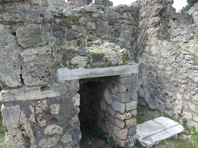VI.16.27 Pompeii.  March 2009.  Room 2.  Dog-house?, next to small room with marble sill.