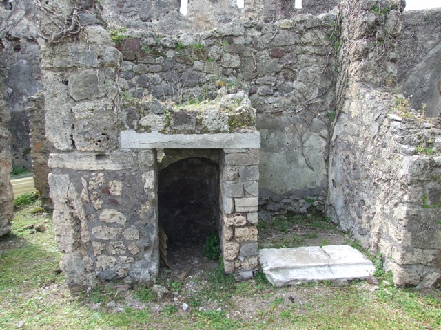 VI.16.27 Pompeii.  March 2009.  Doorway to Room 7. Looking north.