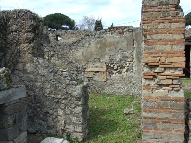 VI.16.27 Pompeii.  March 2009.  Looking south east across North Portico to Peristyle garden.