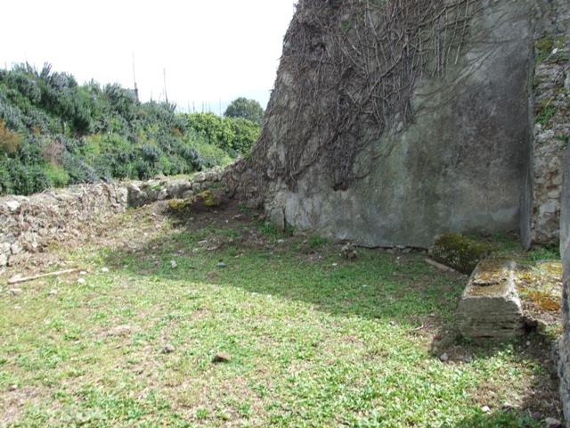 VI.16.27 Pompeii. March 2009. Small Corridor, looking south, to Doorways of Rooms 10, 9 and 8.