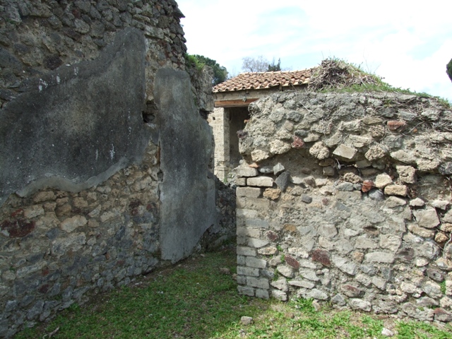 VI.16.27 Pompeii. March 2009. Room 8, Oecus. North west corner with doorway to Corridor.