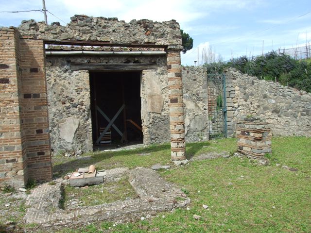 VI.16.27 Pompeii.  March 2009.  Room 13,  Exedra looking out onto North Portico.