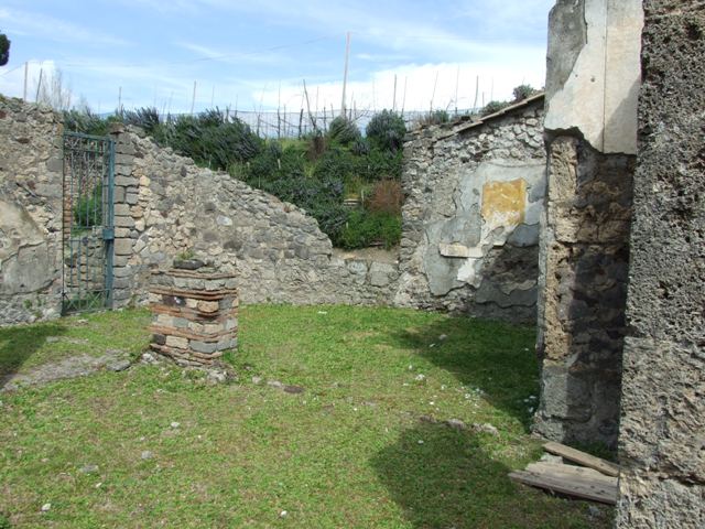 VI.16.27 Pompeii. March 2009. Room 14, looking north along west wall with recess.