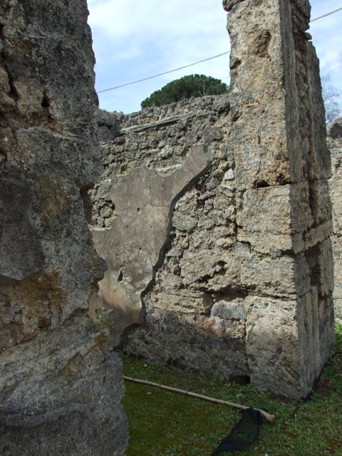 VI.16.27 Pompeii. March 2009. Room 16, south-east corner of atrium.