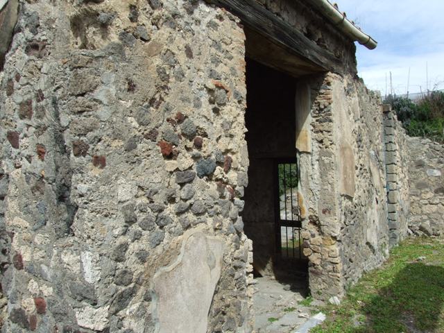 VI.16.27 Pompeii.  March 2009.  Doorway to Room 19.