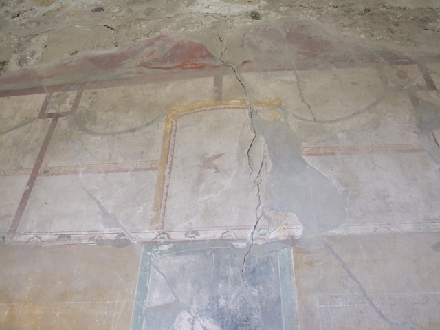 VI.16.27 Pompeii.  March 2009.  Room 21, Remains of decoration and painted plaster on east wall of staircase.