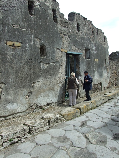 VI.16.27 Pompeii.  March 2009. Looking east along corridor leading to peristyle.  North wall, with doorways to Rooms 1 and Stairs to Upper Floor.

