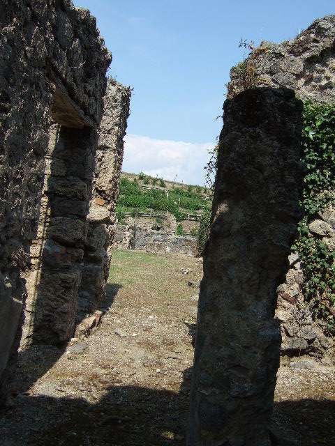 VI.16.27 Pompeii.  March 2009. Doorway to Room 3. Cubiculum.  Looking south