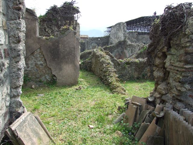 VI.16.29 Pompeii. March 2009. Room 9, garden area, looking south to south wall with window, and doorway to room 10.
