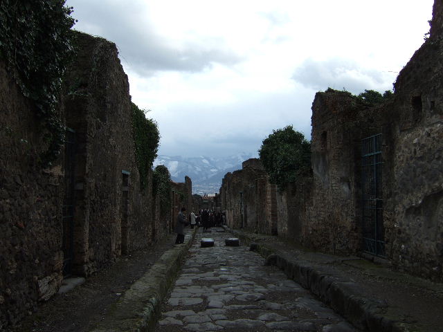 VI.16.29 Pompeii. December 2007. Vico dei Vettii looking south. VI.15