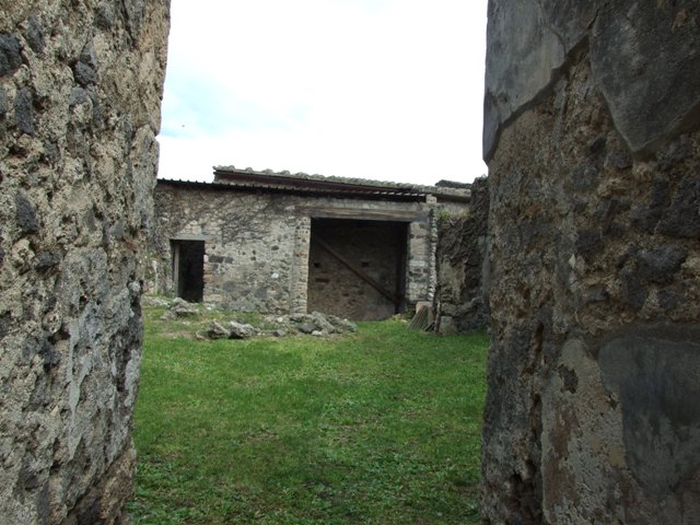 VI.16.29 Pompeii. September 2004. Looking east from fauces to atrium.