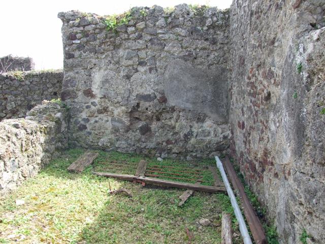 VI.16.32 Pompeii. March 2009. Doorway to Room 5, Cubiculum.