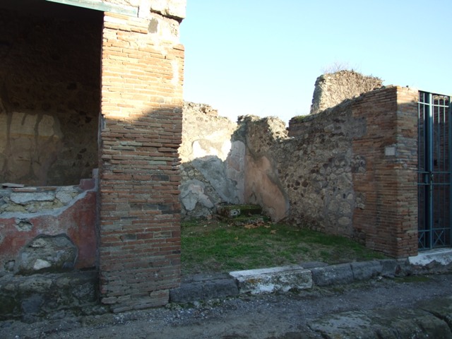 VI.16.34 Pompeii.  Shop.  December 2007.