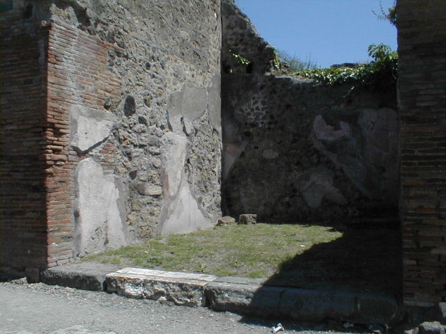VI.16.34 Pompeii.  Shop.  December 2007.