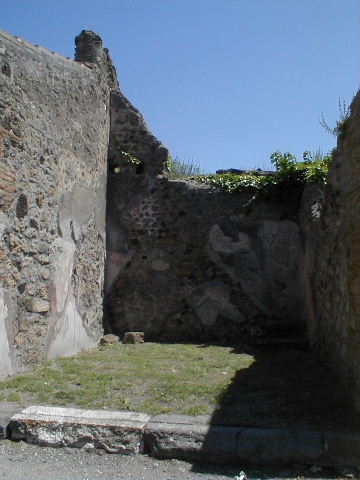 VI.16.34 Pompeii.  Shop.  December 2007.