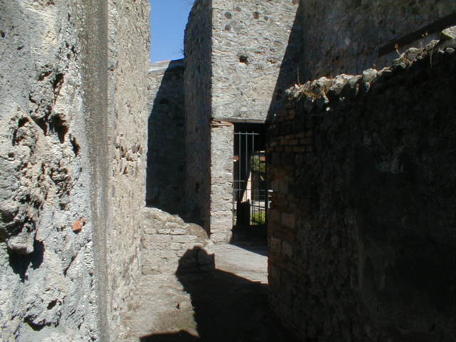 VI.16.38 Pompeii. September 2004. Doorway from services area to portico. Looking east.