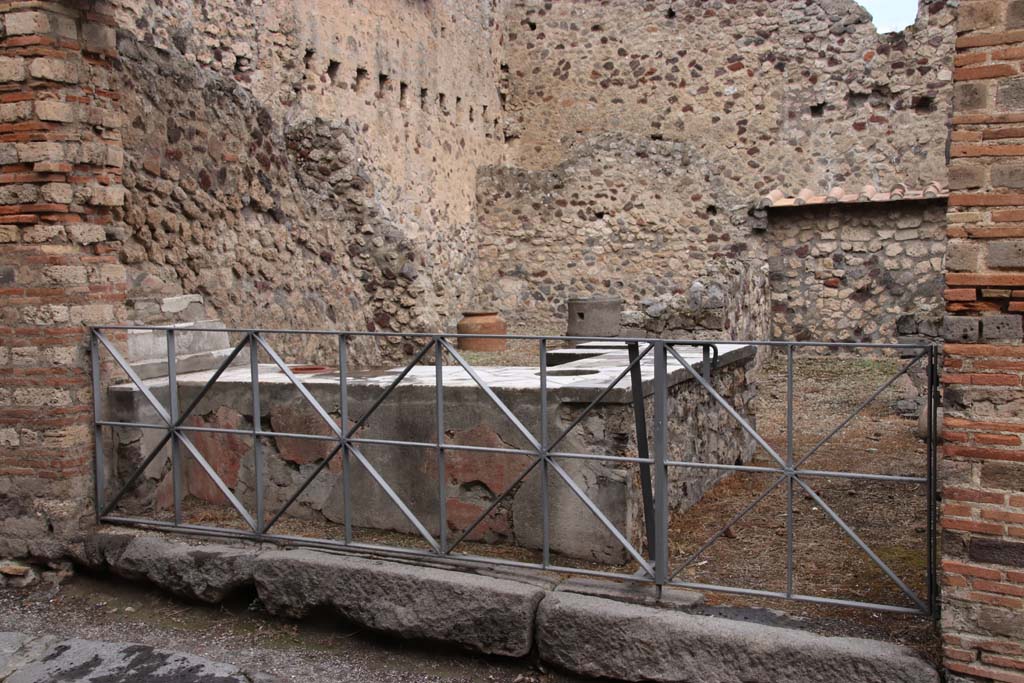 VI.16.40 Pompeii. October 2020. Looking east towards entrance doorway and room B. Photo courtesy of Klaus Heese.