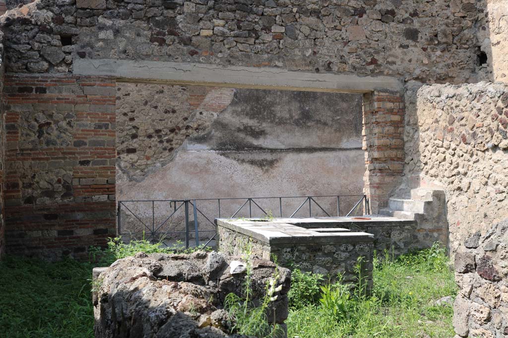 VI.16.40 Pompeii. December 2018. Looking north-west from rear of counter towards Vicolo dei Vettii. Photo courtesy of Aude Durand.