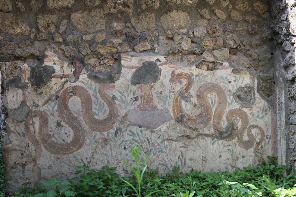 VI.16.40 Pompeii. December 2018. Room F, lararium on west wall. Photo courtesy of Aude Durand.

