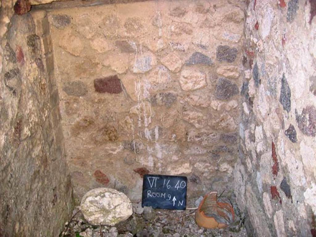 VI.16.40 Pompeii. July 2008. Latrine at north end of corridor G. Photo courtesy of Barry Hobson.