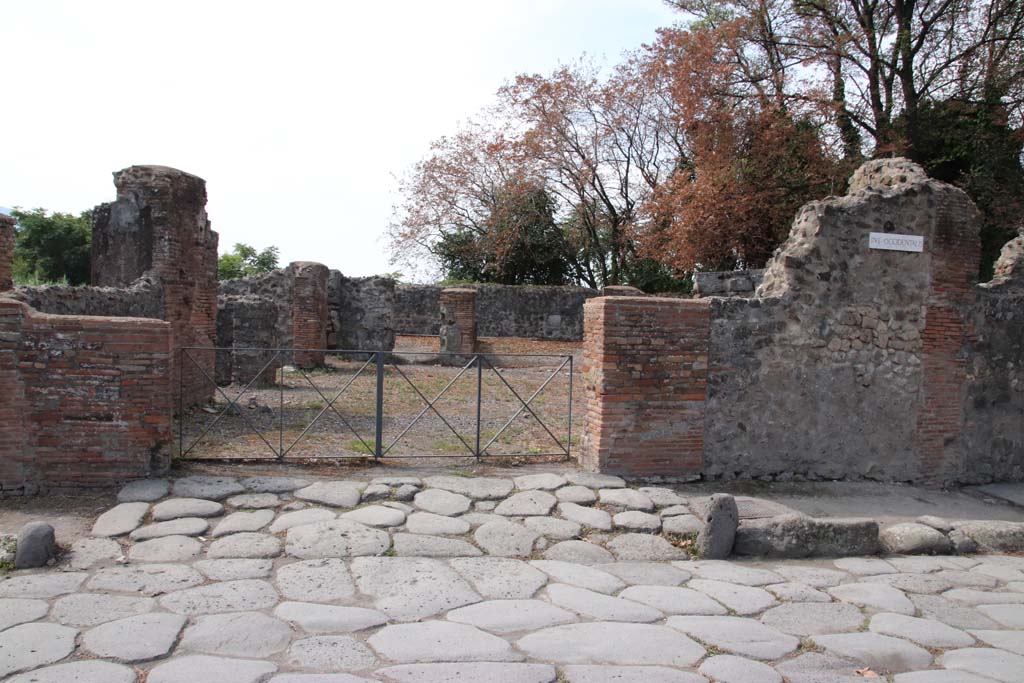 VI.17.1 Pompeii. September 2021. Looking west on Via Consolare towards entrance with ramp. Photo courtesy of Klaus Heese.