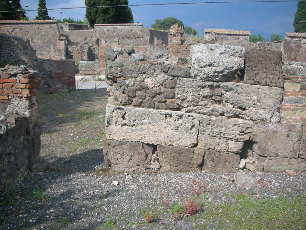 VI.17.1 Pompeii. May 2010. Looking east with detail of walling from room in south-west corner. Photo courtesy of Ivo van der Graaff.