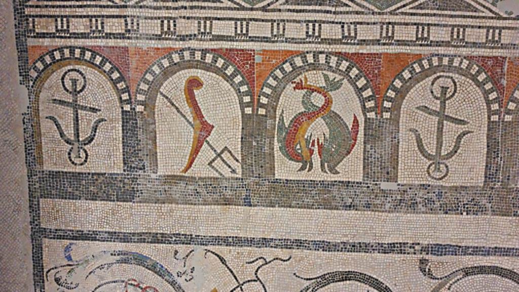 VI 17.10 Pompeii ?. July 2019. 
Detail from mosaic of “doors”, starting with an anchor, trident, two dolphins, anchor, etc. On display in Naples Archaeological Museum.
Photo courtesy of Giuseppe Ciaramella. 
