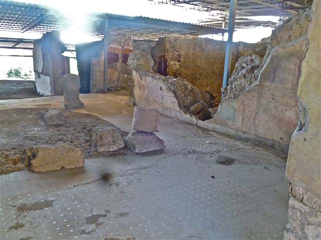 VI.17.41 Pompeii. May 2006. East wall of exedra on north side of cubiculum. Architectural painting of robed figure in an apse on east wall.


