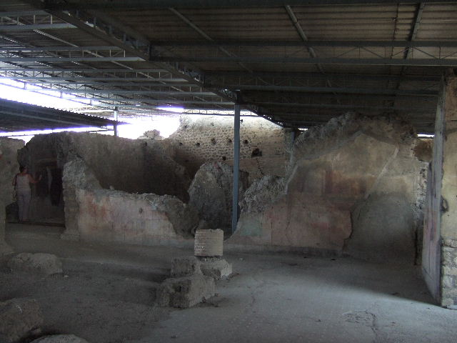VI.17.41 Pompeii. May 2006.  Looking north to higher level rooms on north side from exedra, possibly cubicula of VI.17.36.
