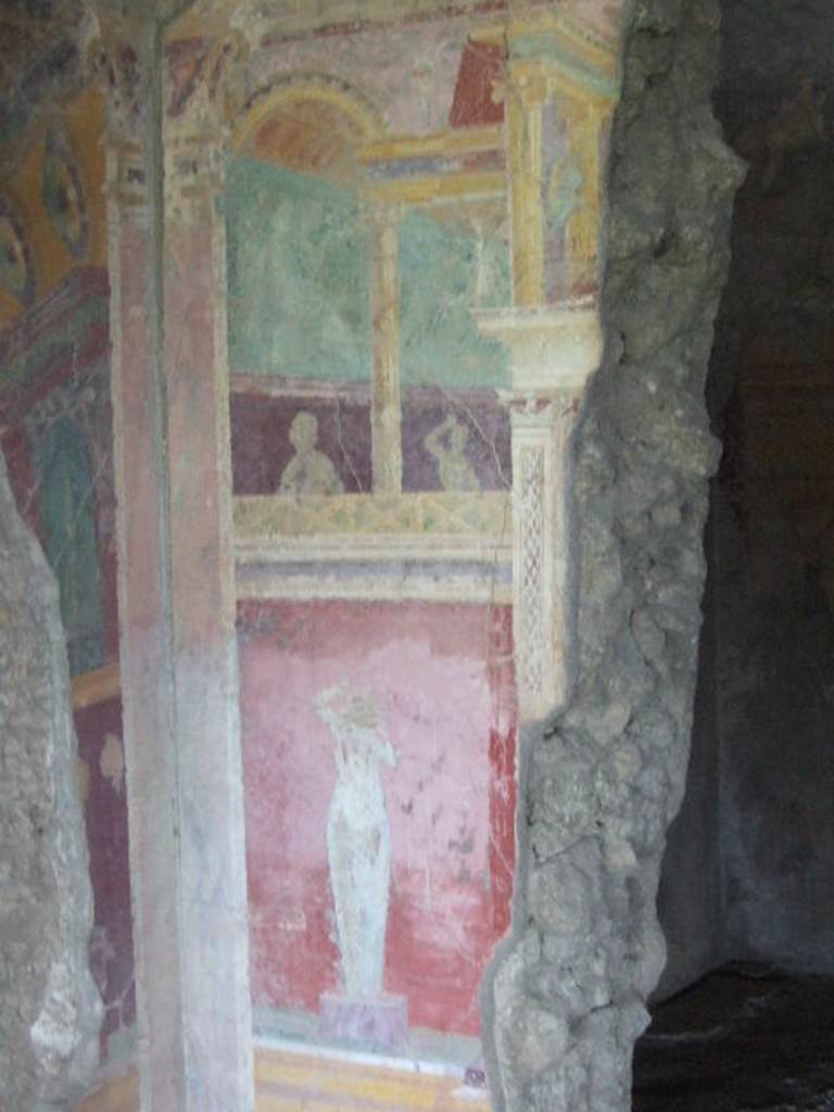 VI.17.41 Pompeii. May 2006. Cubiculum or small room on north side of tablinum. North end of east wall. Architectural painting with figures looking down from an upper gallery onto a robed figure below.
