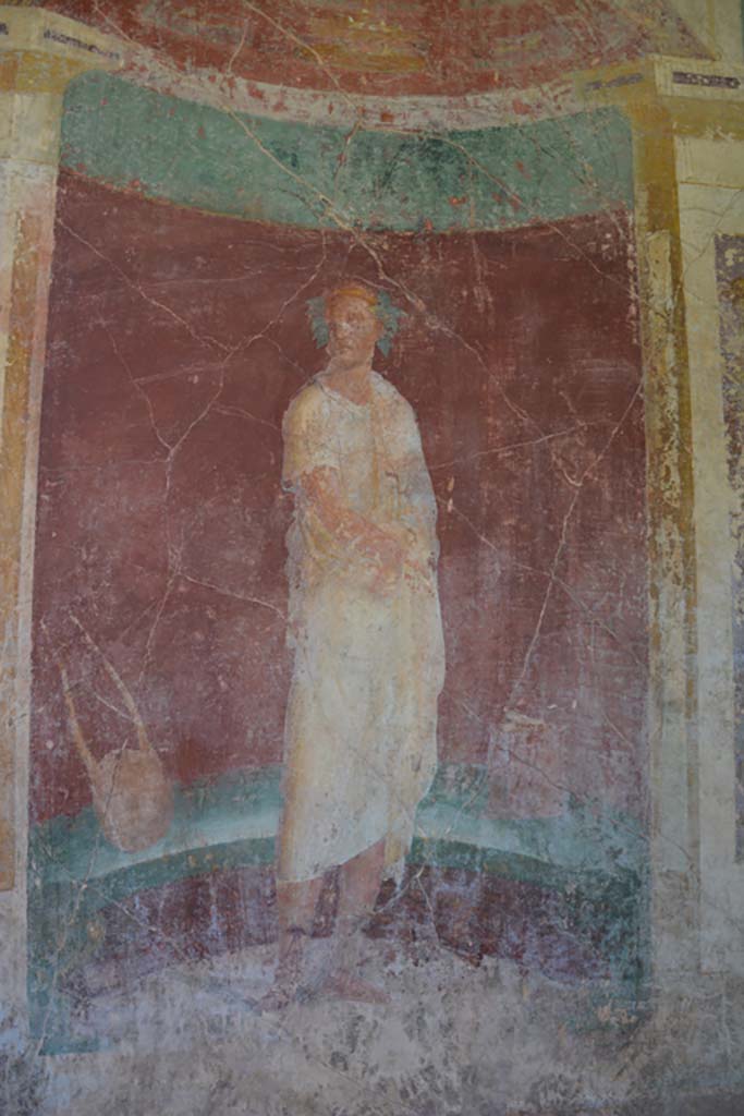 VI.17.41 Pompeii. September 2019. Detail of painted figure in centre of east wall of exedra 18.
Foto Annette Haug, ERC Grant 681269 DCOR.
