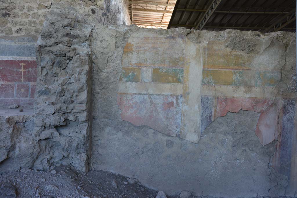 VI.17.41 Pompeii. September 2019. 
Looking towards dividing wall between cubiculum of VI.17.36, on left, and triclinium 20 of VI.17.41, centre and right.
Foto Annette Haug, ERC Grant 681269 DCOR.

