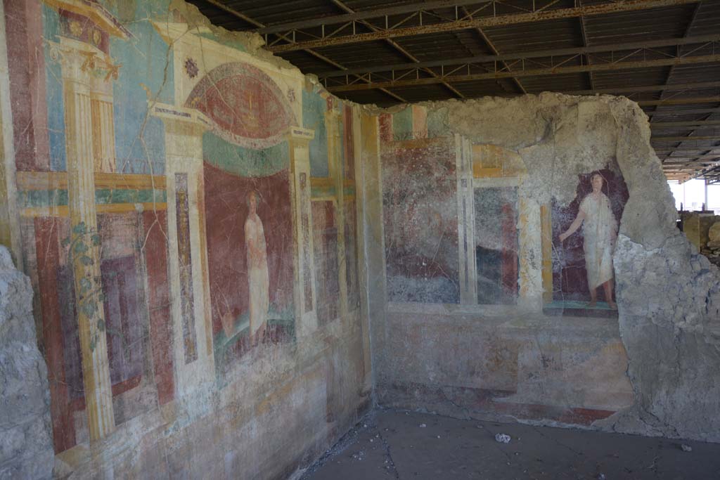 VI.17.41 Pompeii. September 2019. Looking south-east across exedra 18, from triclinium 20.
Foto Annette Haug, ERC Grant 681269 DCOR.
