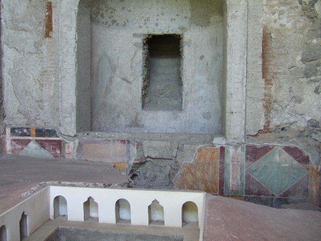 VI.17.42 Pompeii. May 2006. Summer triclinium 31, north wall. Remains of painted wall, triclinium bed and niche.