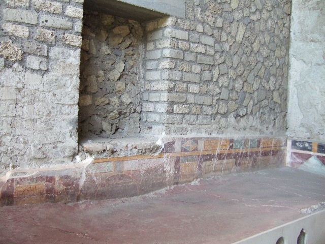VI.17.42 Pompeii. May 2006. Summer triclinium 31, ornate marble water triclinium. Water fell down the steps of the apsed fountain and then produced a jet in the pool in the centre of the couches. This then emptied into the pool in the garden below. See Jashemski, W. F., 1993. The Gardens of Pompeii, Volume II: Appendices. New York: Caratzas. (p. 166).