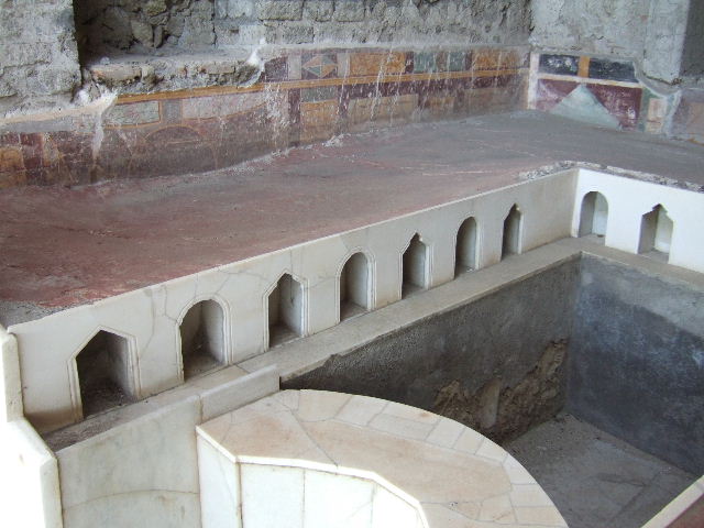 VI.17.42 Pompeii. May 2006. Pool in garden below summer triclinium.