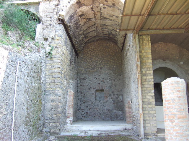 VI.17.42 Pompeii.  May 2006. Garden diaeta or garden room with high walls and vaulted ceiling. This was decorated on all three walls with the famous garden fresco scenes.  
