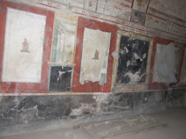 VI.17.42 Pompeii. March 2009. Second triclinium 19. West end of north wall. Euterpe, the muse of lyric poetry, with writing materials. in her hand is a stylus and at her feet a tablet. See Aoyagi M. and Pappalardo U., 2006. Pompei (Regiones VI-VII) Insula Occidentalis. Napoli: Valtrend.  (p. 109).