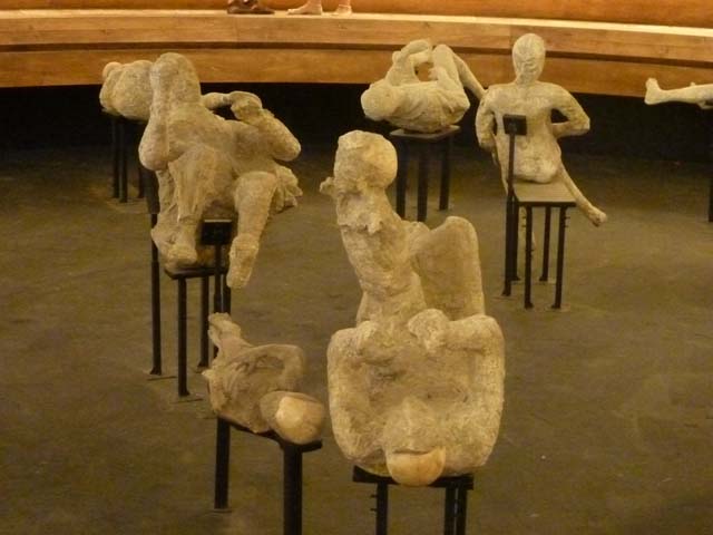 VI.17.42 Pompeii. September 2015. Plaster casts of a group of the four fugitives found in a corridor of the lower level. Exhibit from the Summer 2015 exhibition in the amphitheatre.
