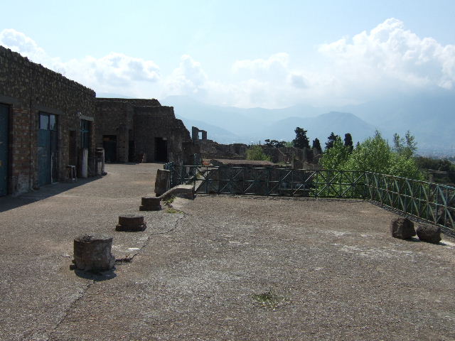 VI.17.42 Pompeii. May 2006. Ala 8 looking north at north and east walls. See Aoyagi M. and Pappalardo U., 2006. Pompei (Regiones VI-VII) Insula Occidentalis. Napoli: Valtrend. (p. 98-99).