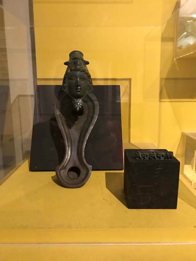 VI.17.42, Pompeii, April 2019. Oil lamp in bronze with feminine face on the bottom part of the handle.
Parco Archeologico di Pompei, inventory number 13373.
Bronze signet ring seal of Marcus Fabius Rufus.
Parco Archeologico di Pompei, inventory number 14250.
On the right is the seal of Marcus Fabius Rufus, which according to the information card was found in this house.
Photo courtesy of Rick Bauer.

