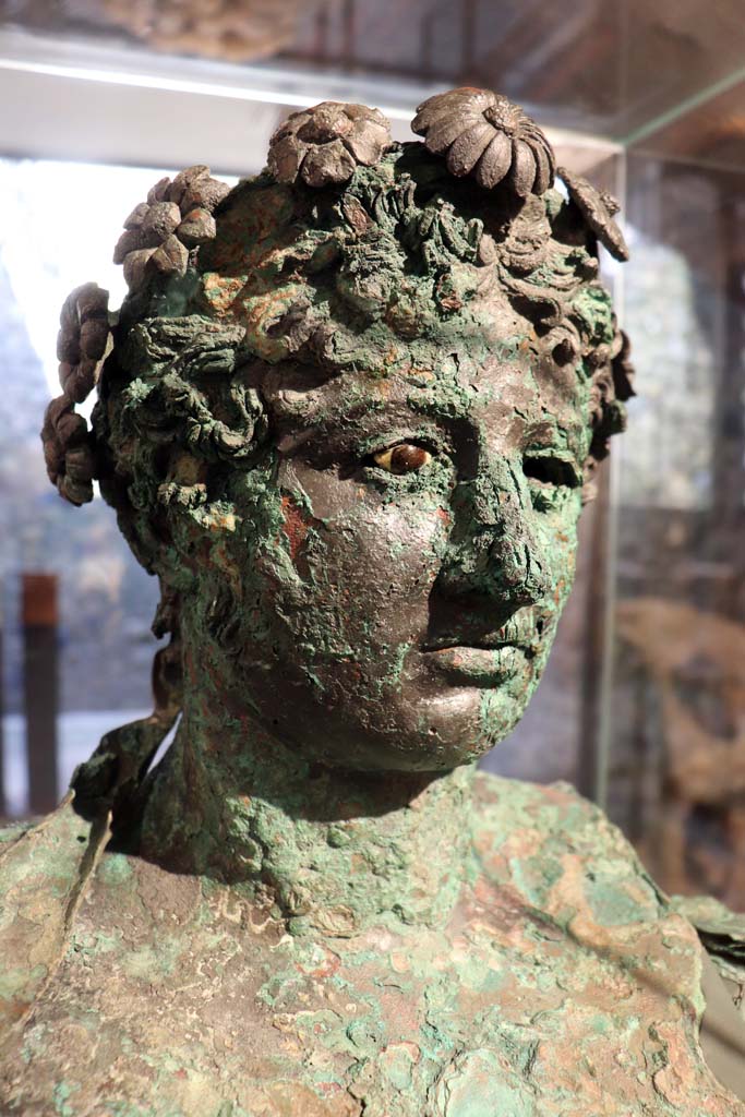 VI.17.42 Pompeii. February 2021. 
Detail of bronze bust of Dionysus. Photo courtesy of Fabien Bièvre-Perrin (CC BY-NC-SA).
