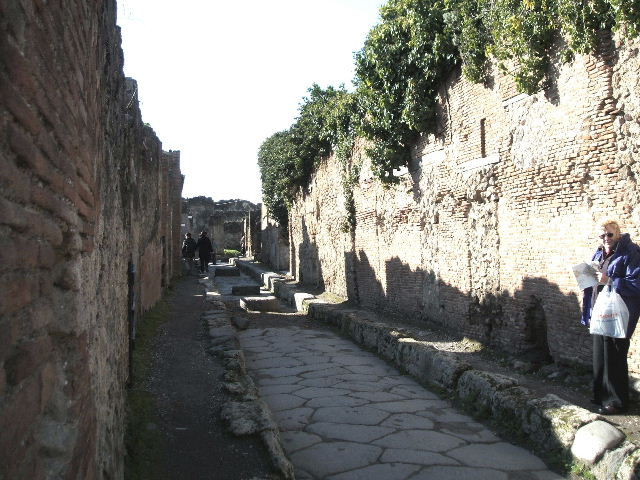 Pompeii. December 2005. Looking south on Via Stabiana past water tower at VII.2.1.