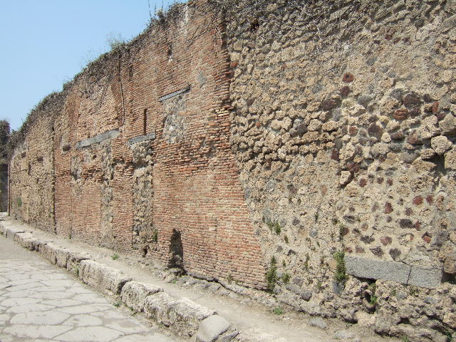 Pompeii. March 2009. Looking north on Via Stabiana outside VII.2.1 with wall of water tower on left.
