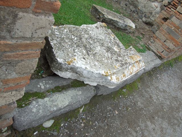VII.2.5 Pompeii.  Shop.  December 2007.  Travertine block lying over entrance sill.